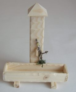 Krippenzubehör Wassertrog mit Säule mittig, Brunnen, Krippendekoration, Handarbeit, Mini-Garten
