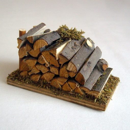 Krippenzubehör schräger Holzstapel, Holzlager, Holzscheite, Holzplatz, Handarbeit, Krippendeko, Mini-Garten