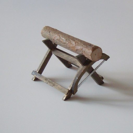Krippenzubehör Krippendeko Sägebock mit Bogensäge seitlich, ca. 5 cm, Mini-Garten