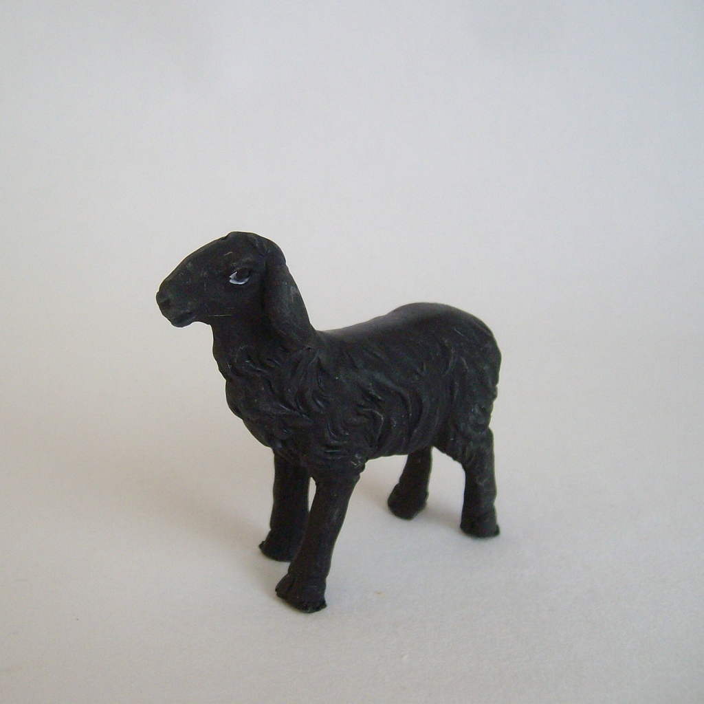 Krippenzubehör schwarzes Schaf liegend Krippenfiguren Tierfigur Bauernhof T008S 
