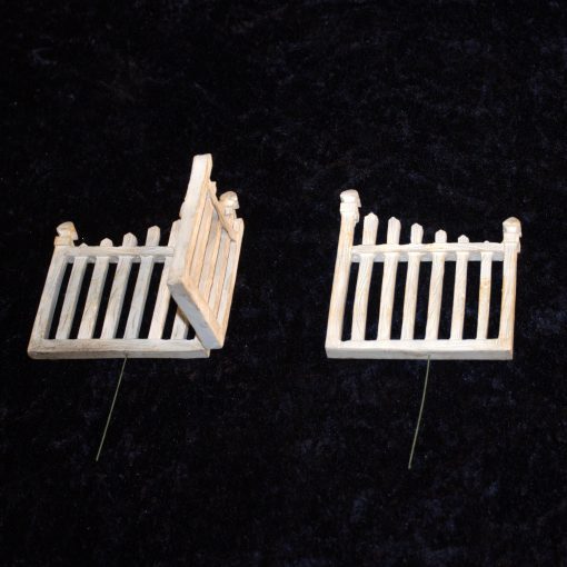 Wichtelzubehör, Mini-Garten Zaun, Lattenzaun mit Tor und Welcome Schild ca. 22cm aus Polystone, Wichtel, Krippenzubehör, Minigarten, Puppenhaus, Modellbau, – Bild 2