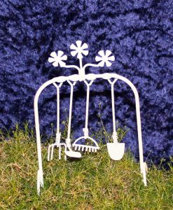 Wichtelzubehör, Mini-Garten Gerätehalter, Arbeitsgeräte, Halter für Rechen, Spaten, Harke, Gabel, weiß, Wichtel, Minigarten, Deko, Miniatur, Gartenmöbel, Metall,