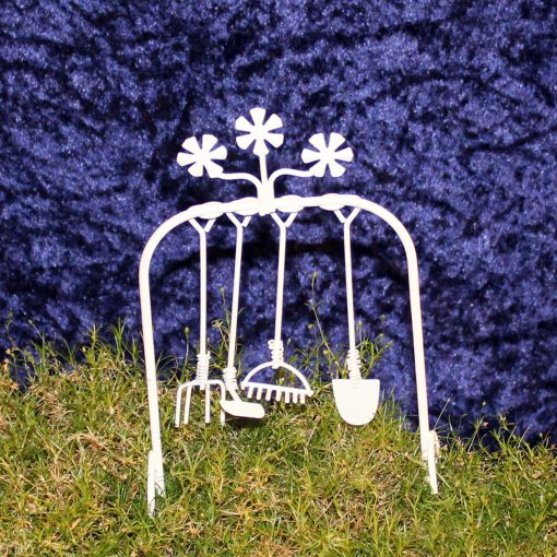 Wichtelzubehör, Mini-Garten Gerätehalter, Arbeitsgeräte, Halter für Rechen, Spaten, Harke, Gabel, weiß, Wichtel, Minigarten, Deko, Miniatur, Gartenmöbel, Metall,