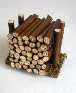 Krippenzubehör Holzstapel aus Rundholz mit Moos, Krippendekoration, gelagertes Holz, Holzplatz