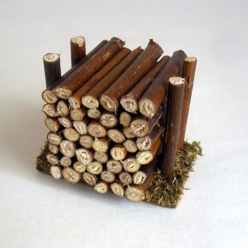 Krippenzubehör Holzstapel aus Rundholz mit Moos, Krippendekoration, gelagertes Holz, Holzplatz