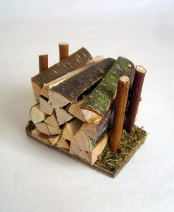 Krippenzubehör Holzstapel gespaltenes Holz mit Moos, Krippendekoration, Holzplatz, gelagertes Holz