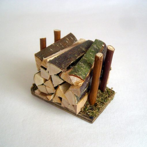 Krippenzubehör Holzstapel gespaltenes Holz mit Moos, Krippendekoration, Holzplatz, gelagertes Holz