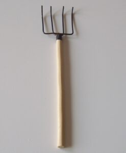 Krippenzubehör Mistgabel mit 4 schwarzen Zinken ca. 11,5 cm Krippendekoration Mini-Garten Arbeitsgerät Werkzeug