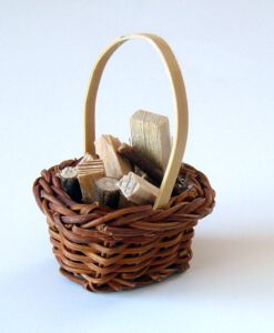 Krippenzubehör Brauner Korb mit Holzspalten gefüllt, Wichtelzubehör, Mini-Garten, Puppenstube, Krippendekoration, Körbchen