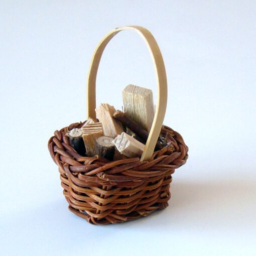 Krippenzubehör Brauner Korb mit Holzspalten gefüllt, Wichtelzubehör, Mini-Garten, Puppenstube, Krippendekoration, Körbchen