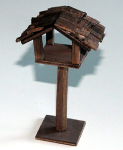 Krippenzubehör Vogelfutterhaus auf Stab, ca. 13 cm, Vogel, Tauben, Vögel, Krippendekoration, Mini-Garten, Puppenhaus,