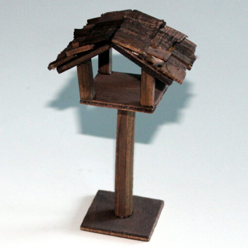 Krippenzubehör Vogelfutterhaus auf Stab, ca. 13 cm, Vogel, Tauben, Vögel, Krippendekoration, Mini-Garten, Puppenhaus,