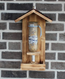 originelles Futterhaus, einzigartig, Winterfütterung, Futterspender, Futterstelle, Futterflasche für Vögel, Geschenkidee, Flaschenhalter, Futterhalter, Futtersilo, Mitbringsel, Geburtstag