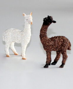 Krippenzubehör Krippenfiguren Alpakas weiß und braun im Set Tierfiguren Mini-Garten