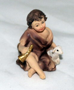 Krippenzubehör Krippenfigur Hirte Kind mit Schaf und Horn Schäfer sitzend Zusatzfigur Ersatzfigur